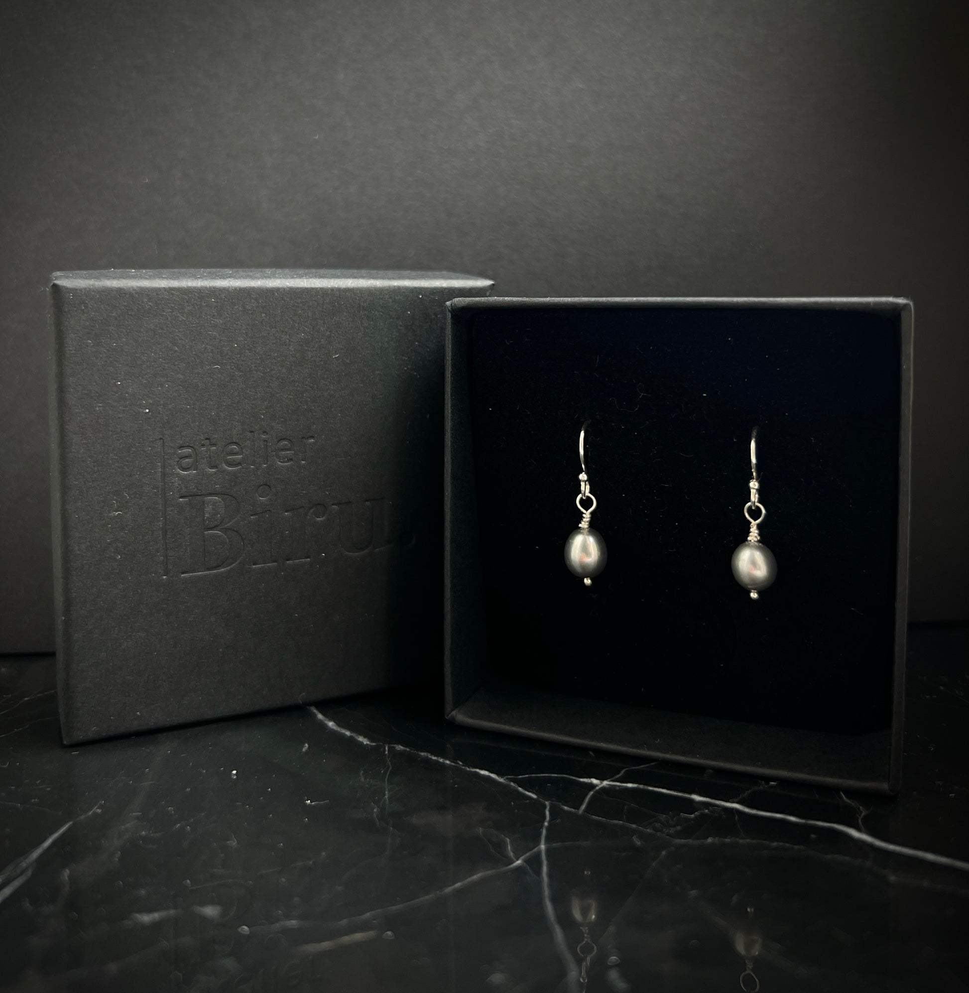 Grey freshwater pearl and sterling silver dangle earring