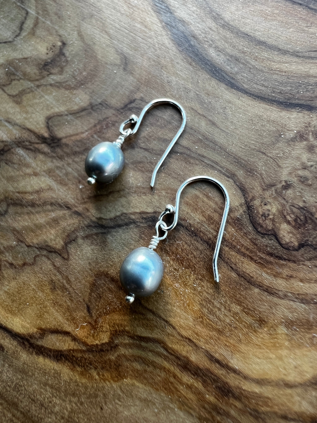 Grey freshwater pearl and sterling silver dangle earring