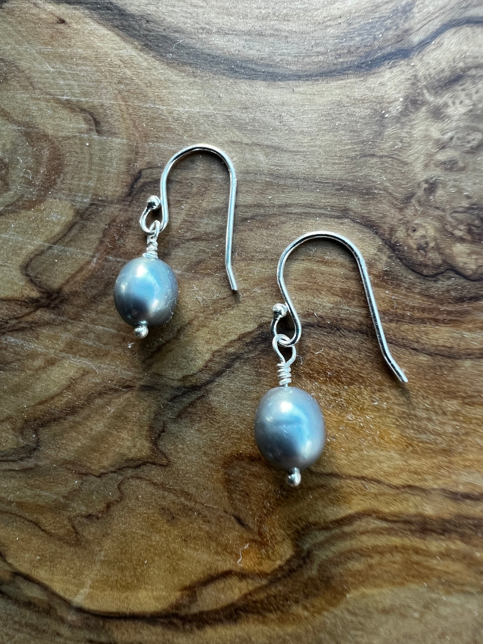 Grey freshwater pearl and sterling silver dangle earring