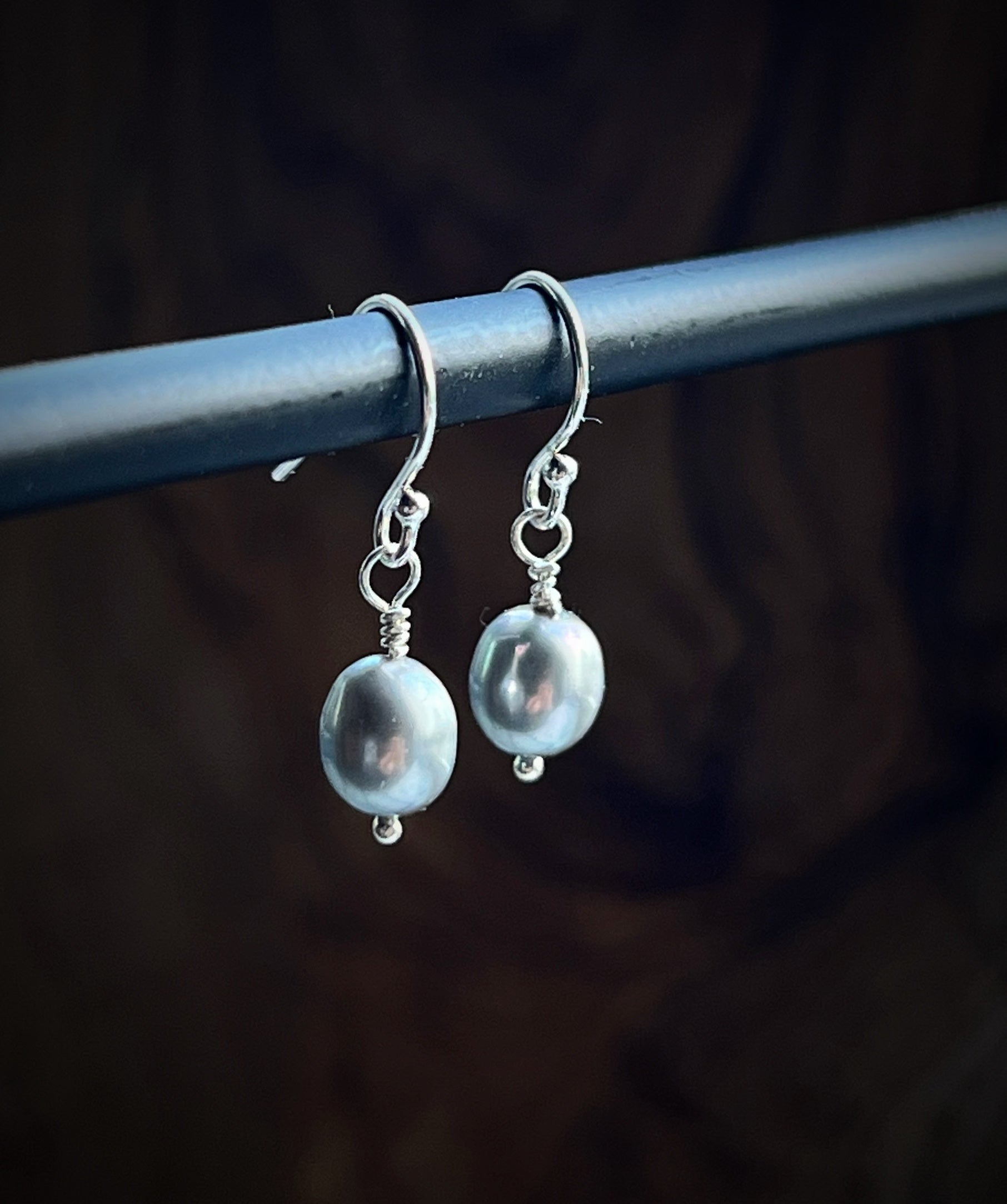Grey freshwater pearl and sterling silver dangle earring