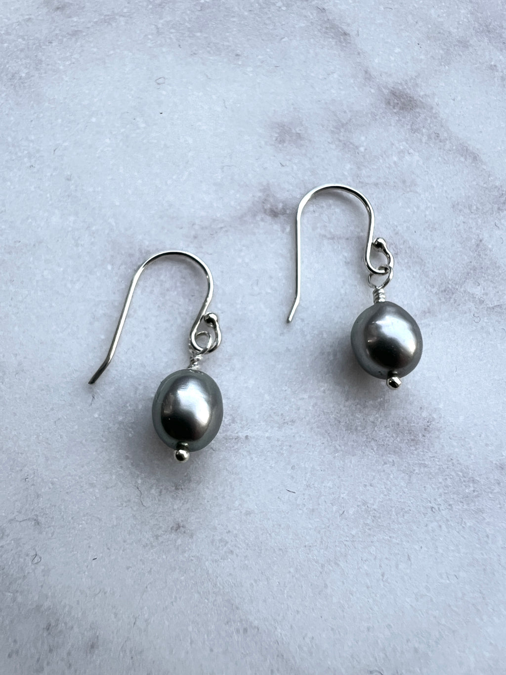 Grey freshwater pearl and sterling silver dangle earring