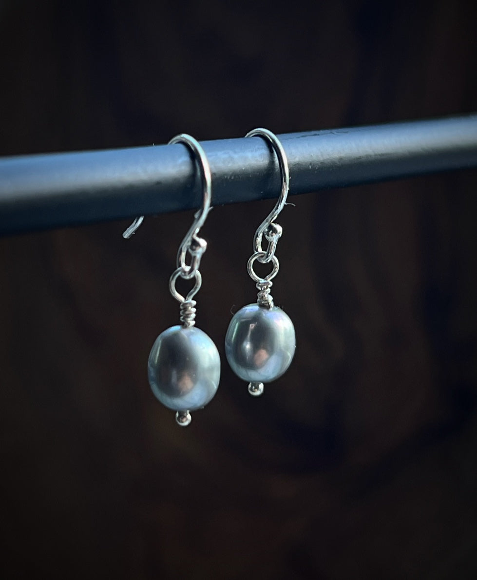 Grey freshwater pearl and sterling silver dangle earring