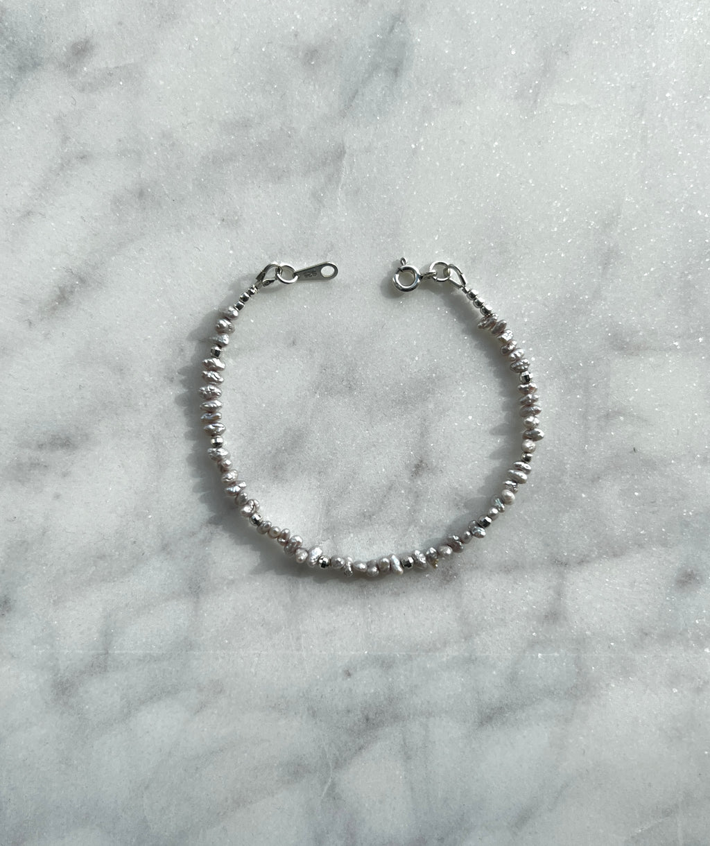 Sterling silver and mauve freshwater pearl bracelet.