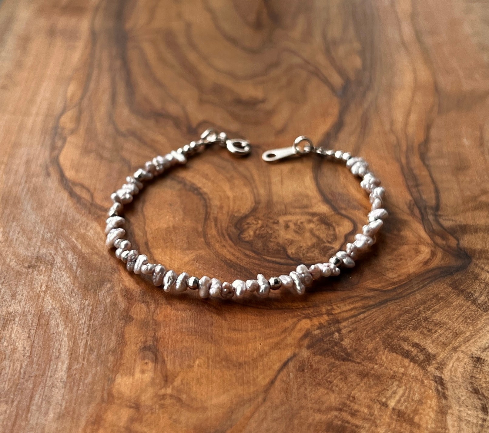 Sterling silver and mauve freshwater pearl bracelet.