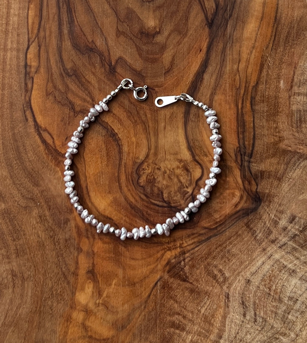 Sterling silver and mauve freshwater pearl bracelet.
